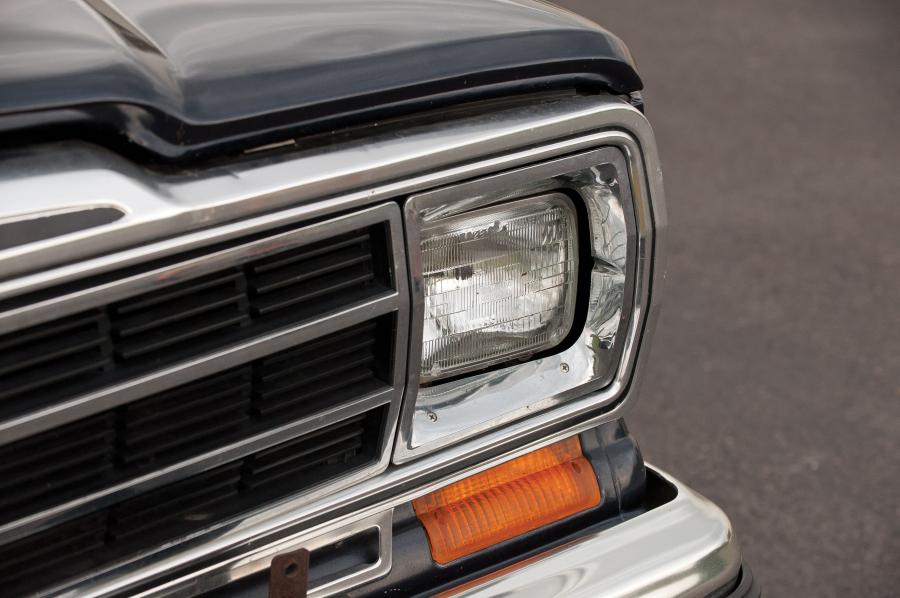  Jeep Grand Wagoneer 1990 года  (фото 15 из 21)
